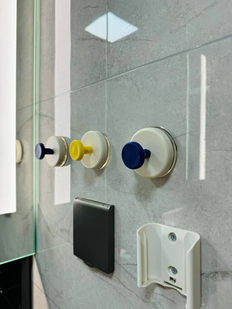 Lior Marino - Rotating Vacuum Suction Wall Hook (Pack of 4)